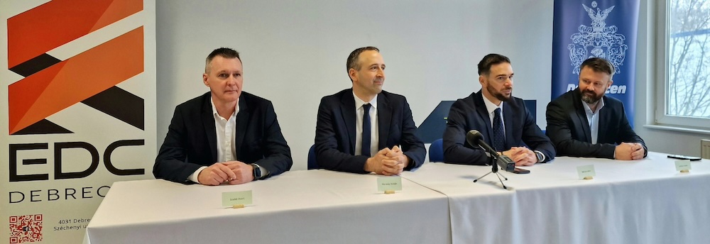 Szabó Zsolt ügyvezető (ICE-STAR Szerviz Kft.), Pécskay Zoltán ügyvezető (EDC Debrecen Kft), Barcsa Lajos Debrecen
alpolgármestere, Juhász Csaba ügyvezető (Manz Hungary Kft.)