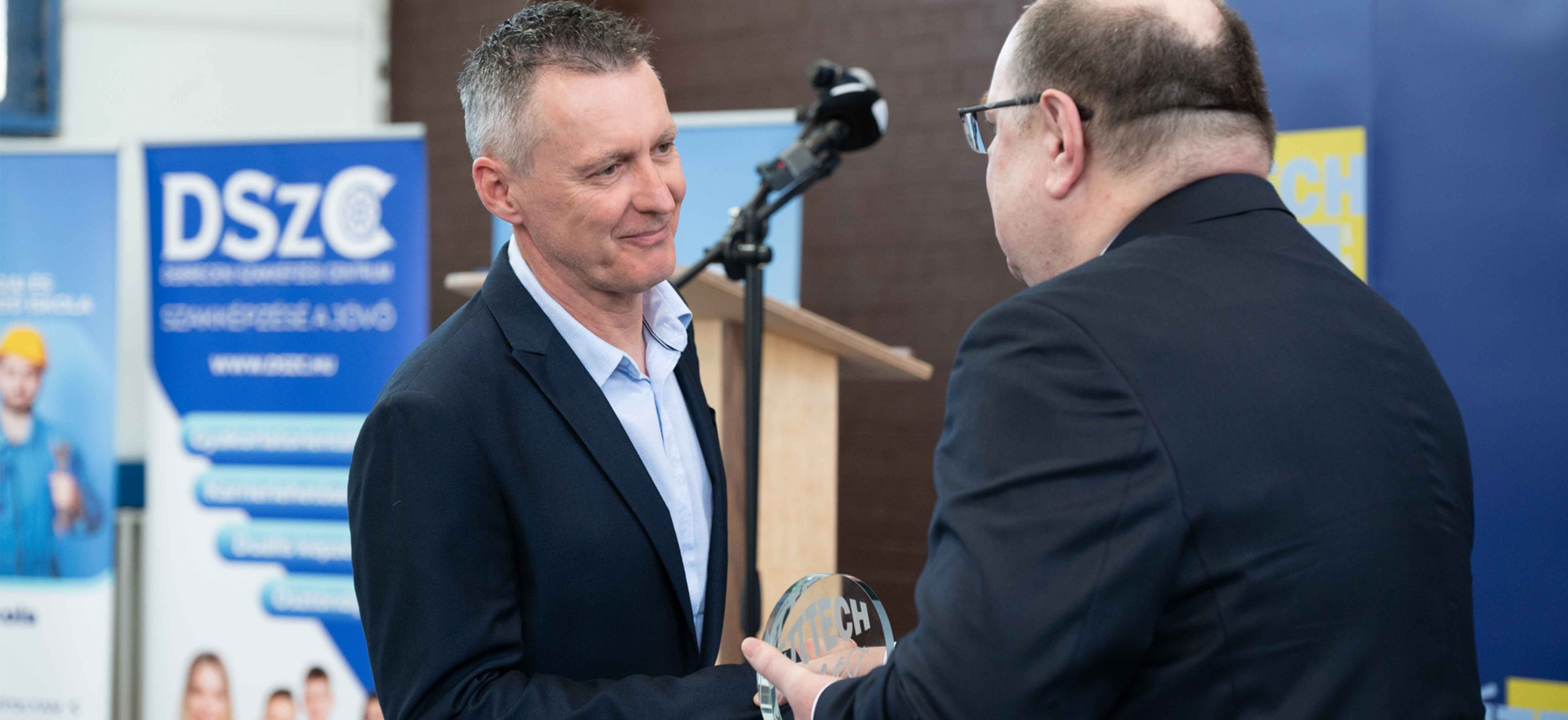 Szabó Zsolt ügyvezetőnk az ÉPÍTECH kitüntetést vehette át Kovács Zsolt igazgatótól